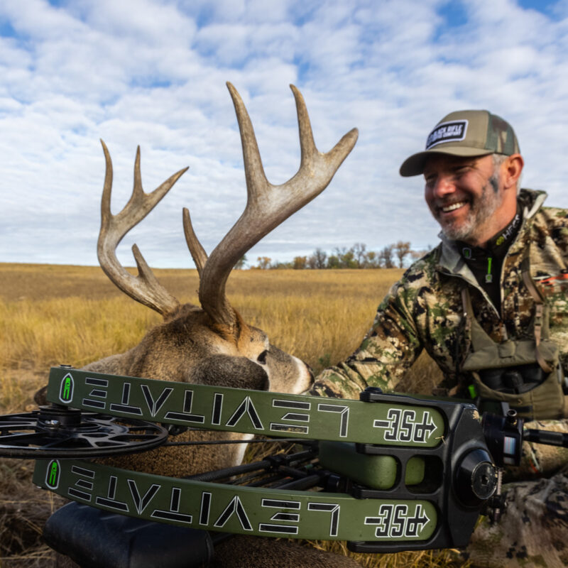 John Dudley shoots old montana whitetail buck with his PSE Carbon Levitate.