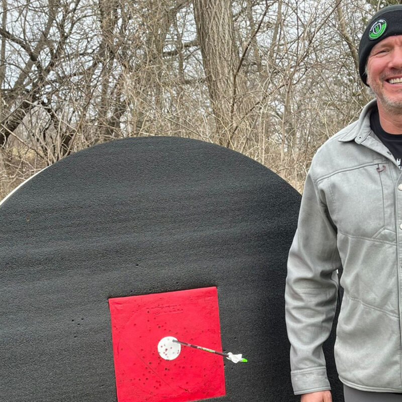 John Dudley of Nock On Archery teaching how to hit the center of a target at long distance.