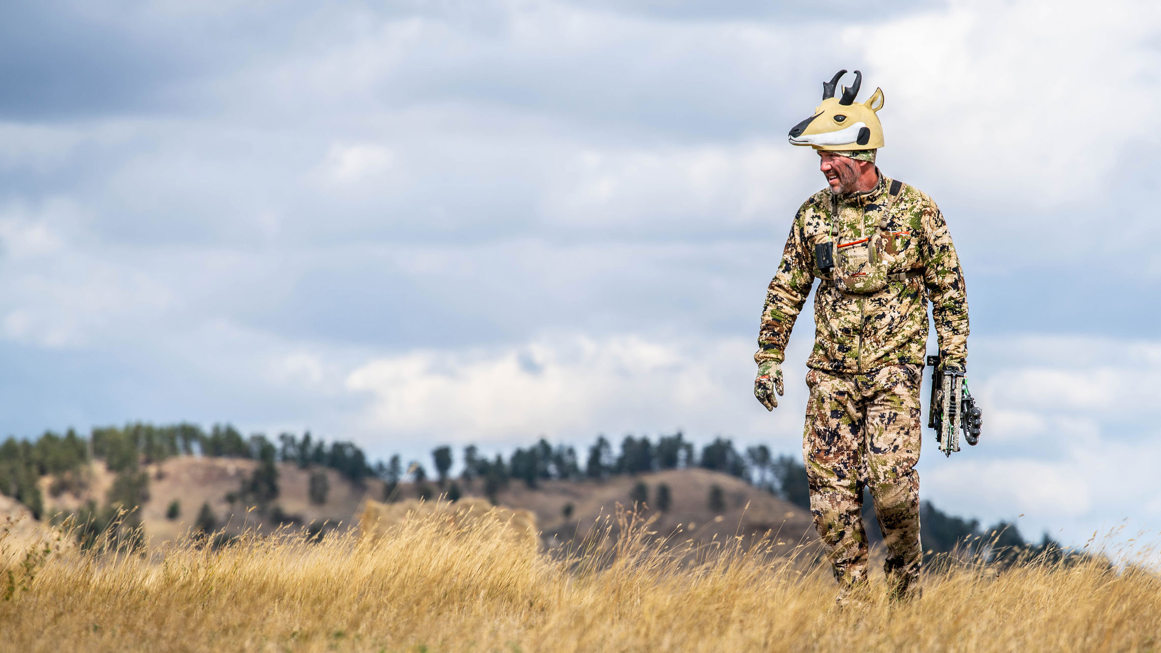 BOWHUNTING ANTELOPE 101: HOW TO HUNT WITH DECOYS