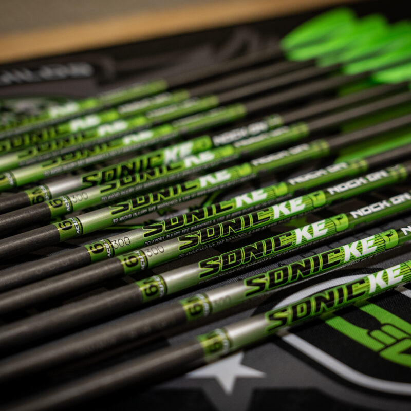 A table full of custom Nock On Sonic arrows.